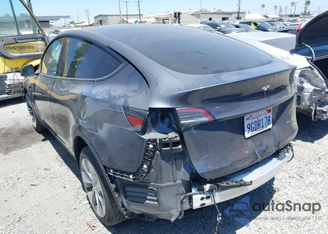 2023 Tesla Model Y Awd/Long Range Dual Motor All-Wheel Drive z USA, uszkodzony, nr VIN 7SAYGDEE7PA089135